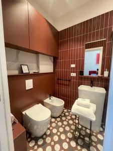 a bathroom with a toilet and a sink at Ellebi Galleria e Dimora D'arte in Cosenza +70 photos