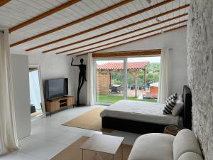ein Schlafzimmer mit einem Bett und einem großen Fenster in der Unterkunft Tatsopus in Kamjanez-Podilskyj