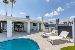 a backyard with a swimming pool and a house at Old Town Fashion(ed)-Pool-Putting Green-BBQ Grill in Scottsdale
