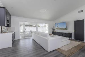 a white living room with a white couch and a table at Old Town Fashion(ed)-Pool-Putting Green-BBQ Grill in Scottsdale +59 photos