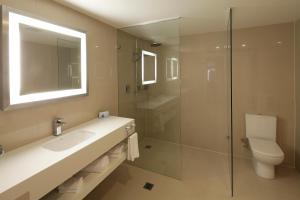 Bathroom sa Novotel Sydney West HQ