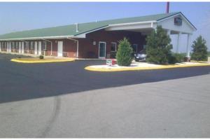 a building with a parking lot in front of it at Deerfield Inn & Suites Steele Near Blytheville I-55 in Steele