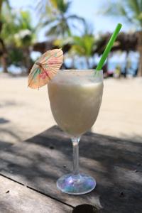 a drink with a straw in a glass on a table at Mar Amar Casa de Playa in Coveñas