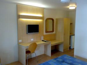 Televízia a/alebo spoločenská miestnosť v ubytovaní Cairns Gateway Resort