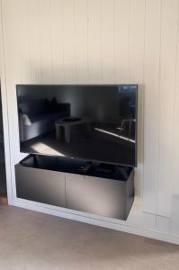 a flat screen tv in a wall at Leilighet midt i sentrum in Kirkenes