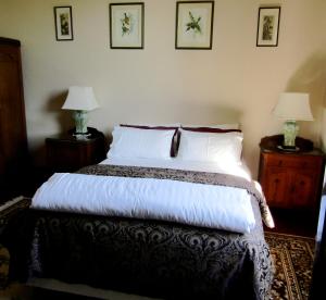 
A bed or beds in a room at Lochinvar House
