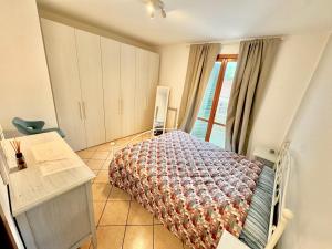 a small bedroom with a bed and a window at Casa di Minù in Empoli