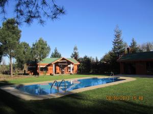 a swimming pool in front of a house at Mi Paraiso in Quillón