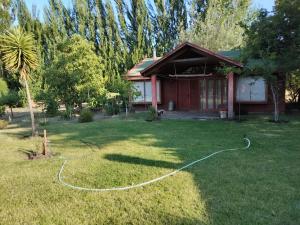a yard with a house with a hose at Mi Paraiso in Quillón