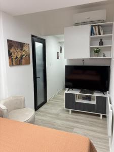 a living room with a flat screen tv and a chair at Montevideo Centro in Montevideo