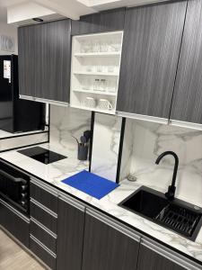 a kitchen with a sink and a counter top at Montevideo Centro in Montevideo