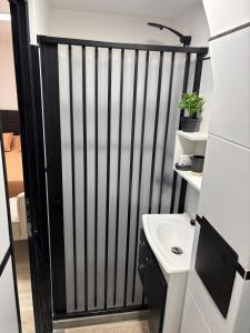 a bathroom with a black gate and a sink at Montevideo Centro in Montevideo