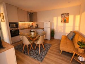 a kitchen and dining room with a table and chairs at Douro Garden in Resende