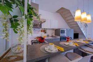 a kitchen with a table and chairs in a room at Como Lake Modern Apartament Ulivi in Mezzegra