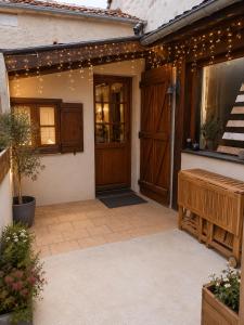 an entrance to a house with a wooden door at Maisonnette Cosy in La Llagonne