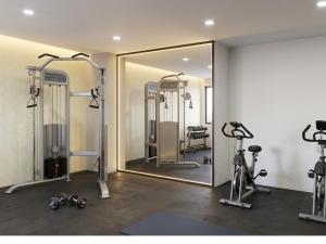a room with a mirror and some exercise bikes at Depa Amplio Vista al Mar Cerca del Malecón in Mazatlán