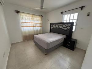 ein Schlafzimmer mit einem Bett und einem Fenster in der Unterkunft Casa Manu in Mérida