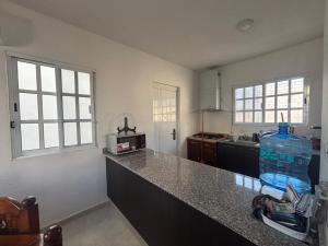 Eine Küche mit einer großen Flasche Wasser auf der Arbeitsfläche. in der Unterkunft Casa Manu in Mérida