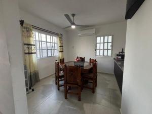 eine Küche und ein Esszimmer mit Tisch und Stühlen in der Unterkunft Casa Manu in Mérida + 1 Foto