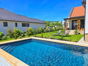 a swimming pool in the backyard of a house at no 117 Villa Balantis in Vonyarcvashegy