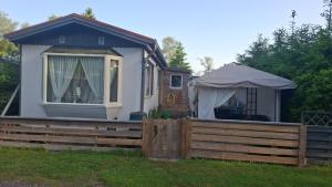 a tiny house with a fence and a tent at Chalet Lieke Nr386 in Eext +16 photos