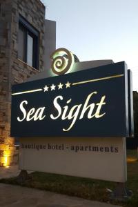 een bord voor een zee zesde poliklinische hotelappartementen bij Sea Sight Boutique Hotel in Porto Rafti