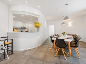 a dining room with a table and chairs at De Loft in Veurne
