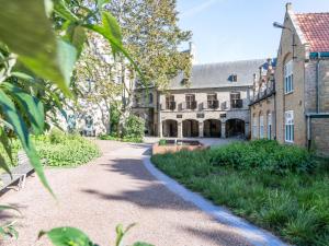 an empty path in front of an old building at De Loft in Veurne
