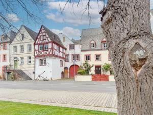 a group of buildings on a street with a tree at Zum Anker in Bernkastel-Kues