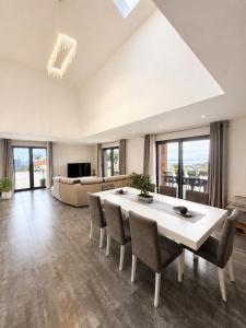 a large living room with a table and chairs at Villa Livramento in Ponta do Sol