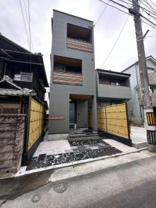 a building with yellow doors on the side of a street at ドリームホテル住吉 in Sumiyoshi