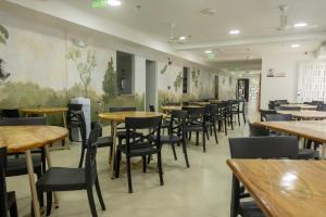 a dining room filled with tables and chairs at Student Site - Coliving Hotel in Montería