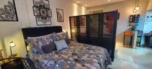 a bedroom with a bed in a room at StudioRD Copacabana 250m da praia esquina com a Rua do Copacabana Palace Rodolfo Dantas in Rio de Janeiro +111 photos