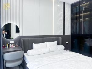 a bedroom with a bed and a person in a mirror at Hotel Gold Beach in Phương Phi +16 photos