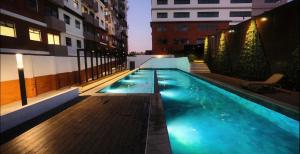 a swimming pool on the side of a building at Escápate- Roomgt in Boca Monte