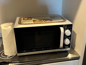 a microwave sitting on top of a counter at 竹葉庵 in Nagaokakyo