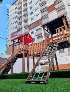 a wooden play structure on top of a building at Apartamento 2 dormitorios 1 baño parqueo in Boca Monte