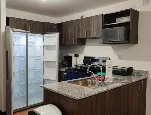 a kitchen with a sink and a refrigerator at Apartamento 2 dormitorios 1 baño parqueo in Boca Monte