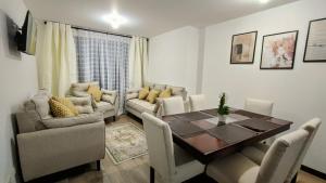 a living room with a dining room table and chairs at Apartamento 2 dormitorios 1 baño parqueo in Boca Monte