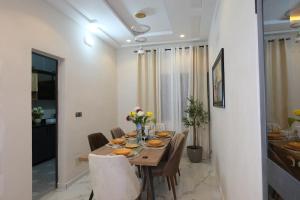 a dining room with a table and chairs at Le Cocon coloré Work and Chill KÉgué in Avéimé