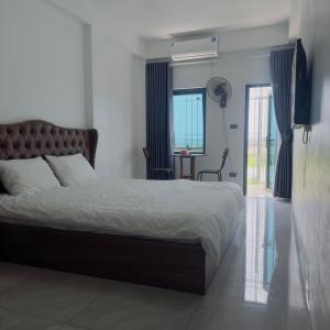 a bedroom with a bed and a window at Queen Hotel in Thạch Cầu