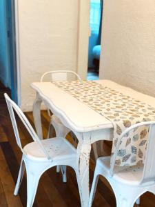 a table with two chairs and a white table and chairs at Ola in Puchuncaví +7 photos