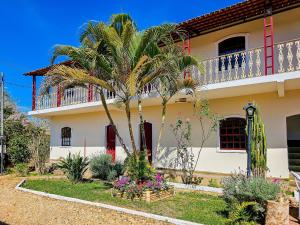 a palm tree in front of a house at Refúgio Tiradentes in Tiradentes