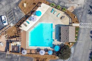 an overhead view of a swimming pool next to a building at Cozy Lakeside Getaway - Outdoor Theater - Free Early Check-In- 4min to Silver Dollar City in Branson