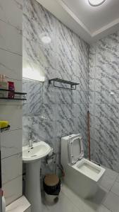 a bathroom with a toilet and a sink at Les résidences Merryke 1 in Abidjan