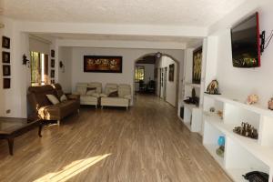 a living room with a couch and a table at Finca eventos Dalubsu in Silvania
