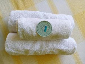 three towels with a sticker on top of them at Domo Yala in Yala +55 photos