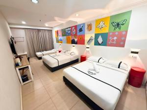 a hotel room with two beds in a room at Smile Hotel Shah Alam ICity in Shah Alam +42 photos