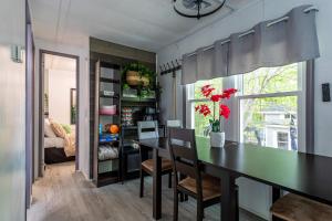 a dining room with a green table and chairs at The Cranny Tiny Home Fire Pit Close to Lake in Maple Lake