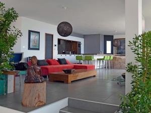 sala de estar con sofá rojo y cocina en Dililodge, en Verghia